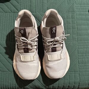 On Cloud Cloud novas Light Gray and pink  Sneakers